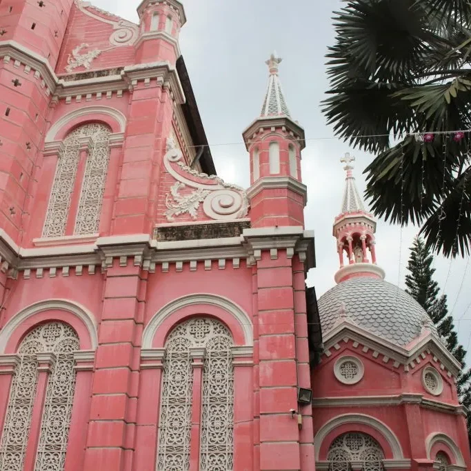 Roze kerk Ho Chi Minh City - Go live go travek